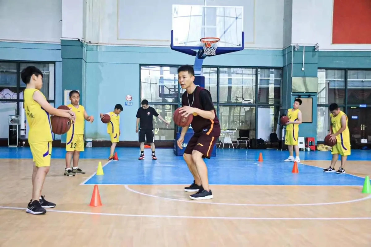 哪里能找到专业的篮球力量训练教练?